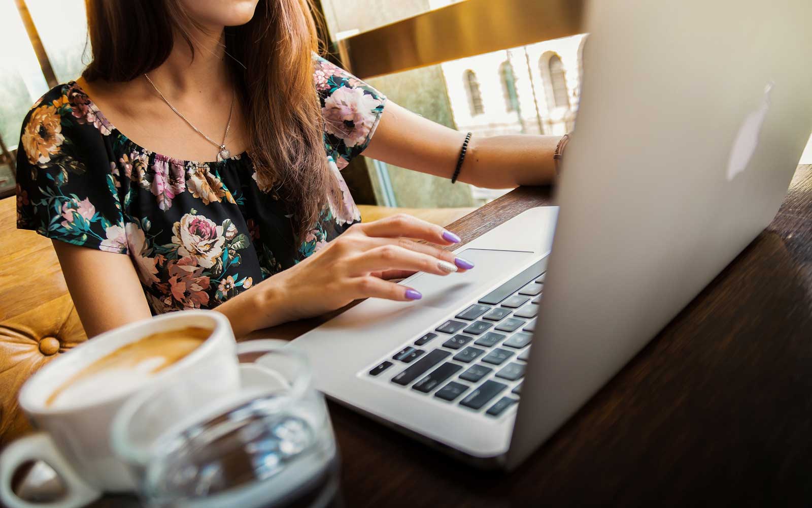 Woman at computer - image Pixabay